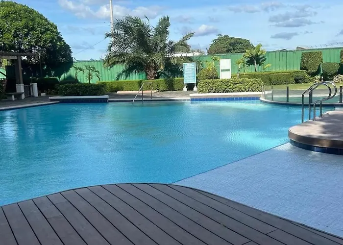 Modern Lounge 2br Pool & Netflix Near Airport *