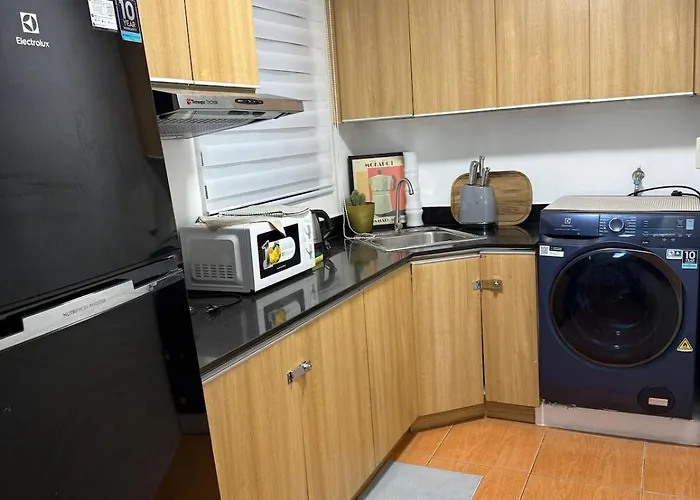 Modern Lounge 2br Pool & Netflix Near Airport
