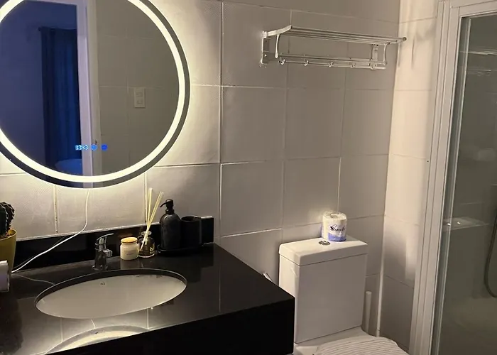 Apartamento Modern Lounge 2br Pool & Netflix Near Airport