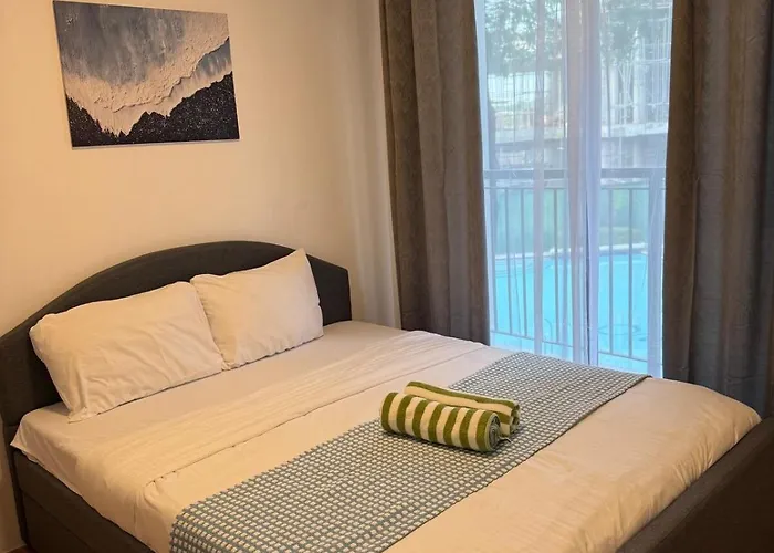 Modern Lounge 2br Pool & Netflix Near Airport