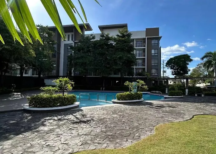 Modern Lounge 2br Pool & Netflix Near Airport Apartamento Manila